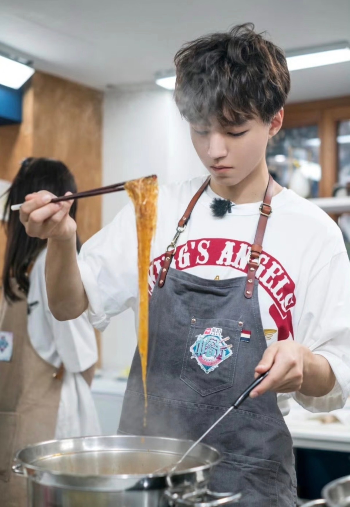 家乡美食大赛厨师撞脸王俊凯家乡美食大赛现场捕捉到一位神似王俊凯的厨师！低头烹饪的