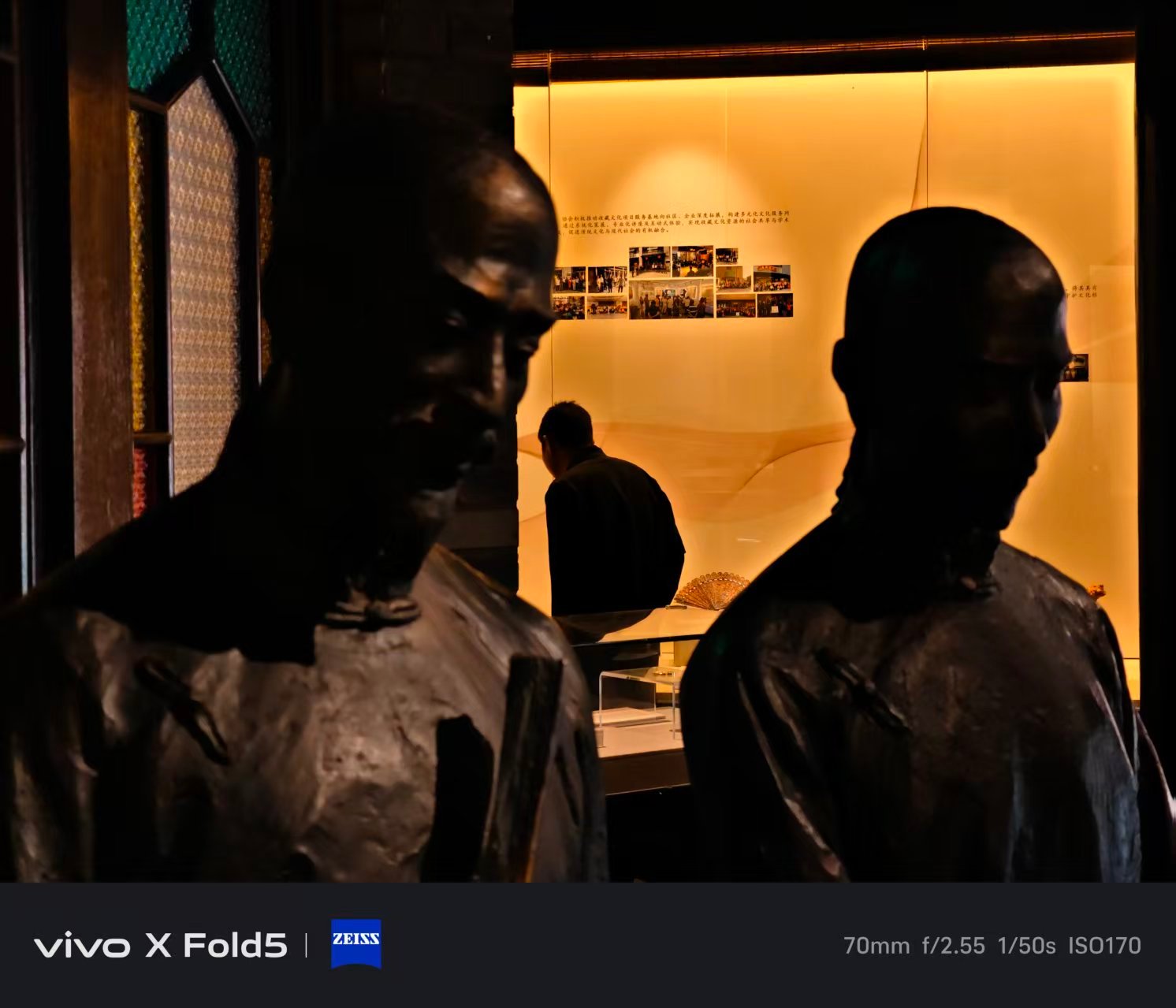 记录光影中的身影很多人拍照喜欢拍风景，街拍但是最难拍的就是光影vivo x fo