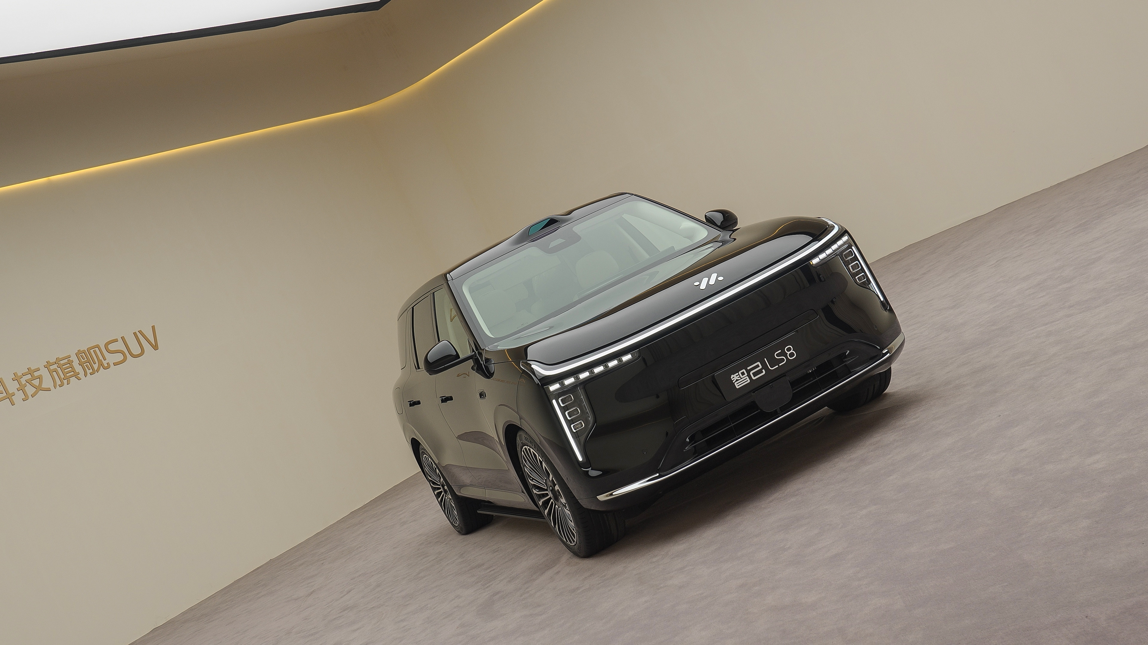 智己LS8开始预售了，25.98万到30.98万，主打一个“30万内给你百万级的