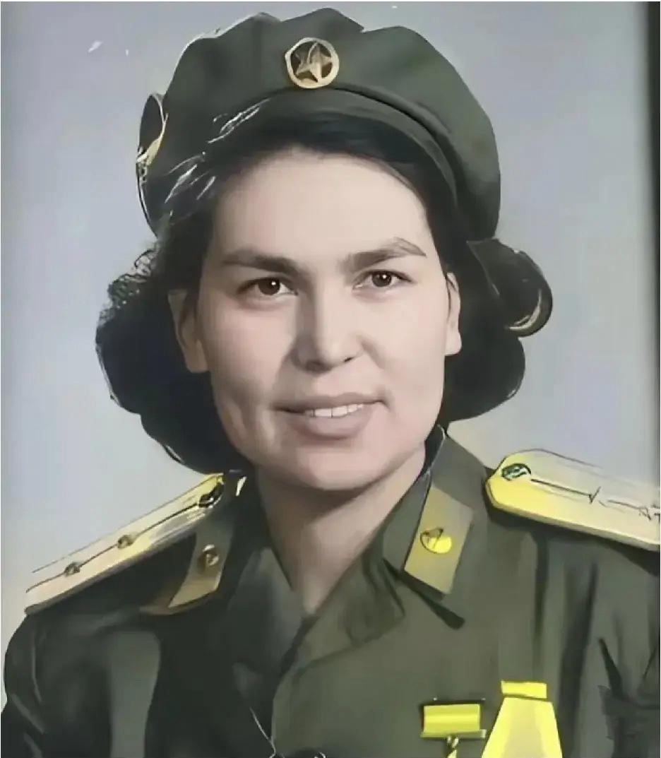 1965年，55岁的刘亚楼因为操劳工作，英年早逝。离世前，他叮嘱自己的混血妻子：