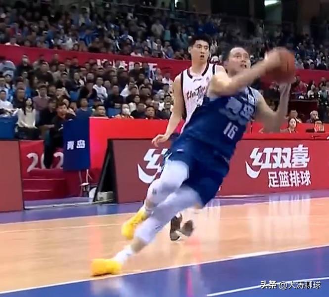 致敬库里，预定CBA本赛季五尬球！昨晚青岛男篮主场对阵浙江稠州男篮，比赛进行至第