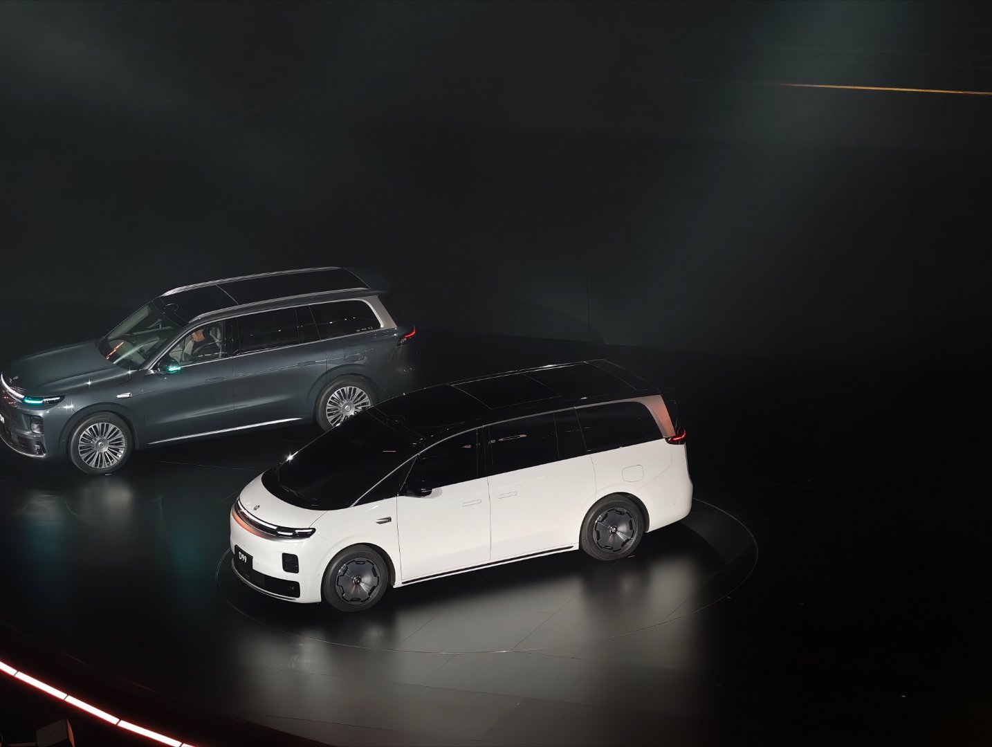 本来被零跑D19吸引住了，结果万万没想到零跑首款中大型MPV D99居然直接实车