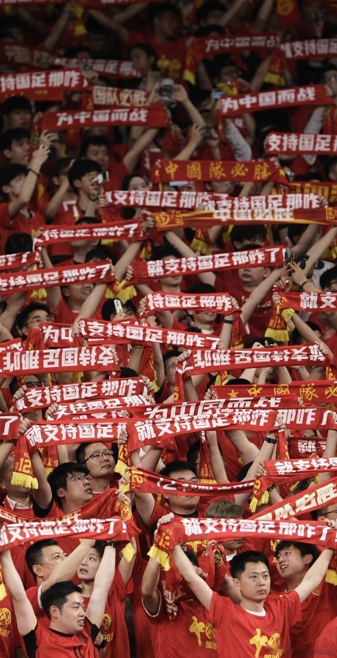 这个tifo具象化了中国球迷的爱从超大TIFO到7万人的呐喊声，杭州奥体中心的每
