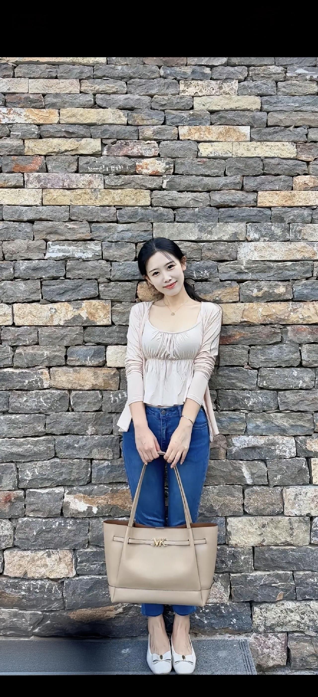 石墙映倩影，手提香囊行。