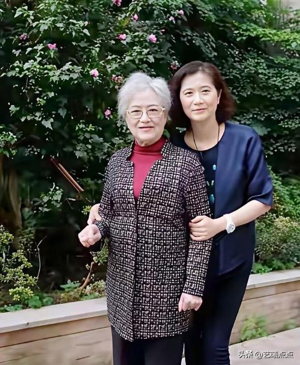 越剧大师王文娟母女情深。
母女俩脸型、气质相似，都是温婉、典雅的大美女，只是女儿