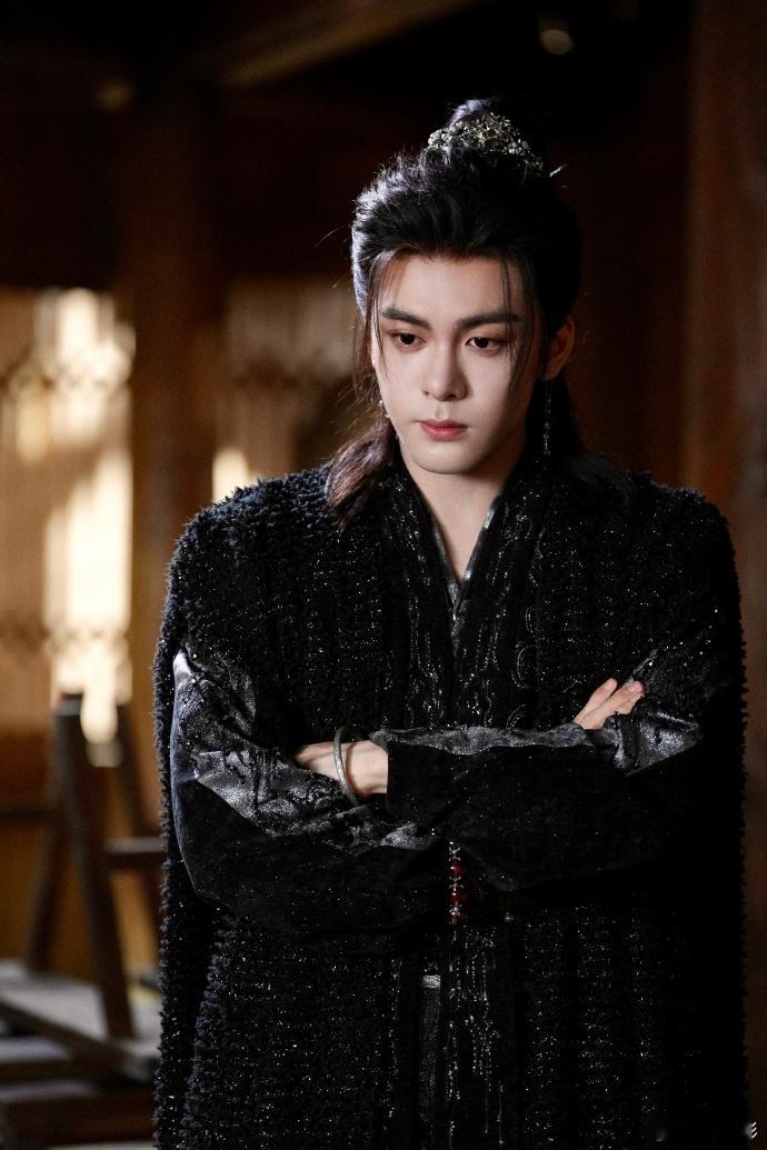 曾舜晞被说平平无奇曾舜晞平平无奇一张脸 《月鳞绮纪》里面曾舜晞被说平平无奇，旱魃