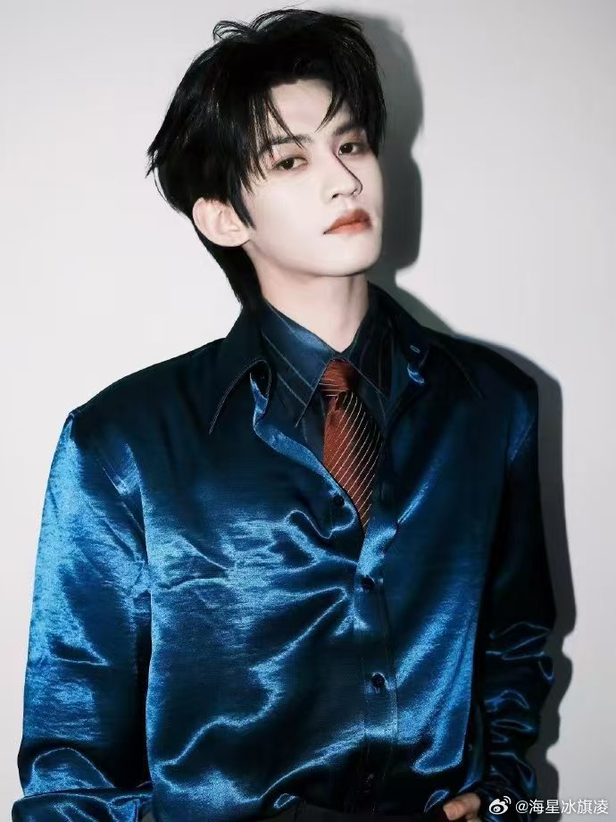 云旗 ☁️云旗本名高嘉辉，2002年湖北生人，毕业于北京服装学院服装表演专业，持