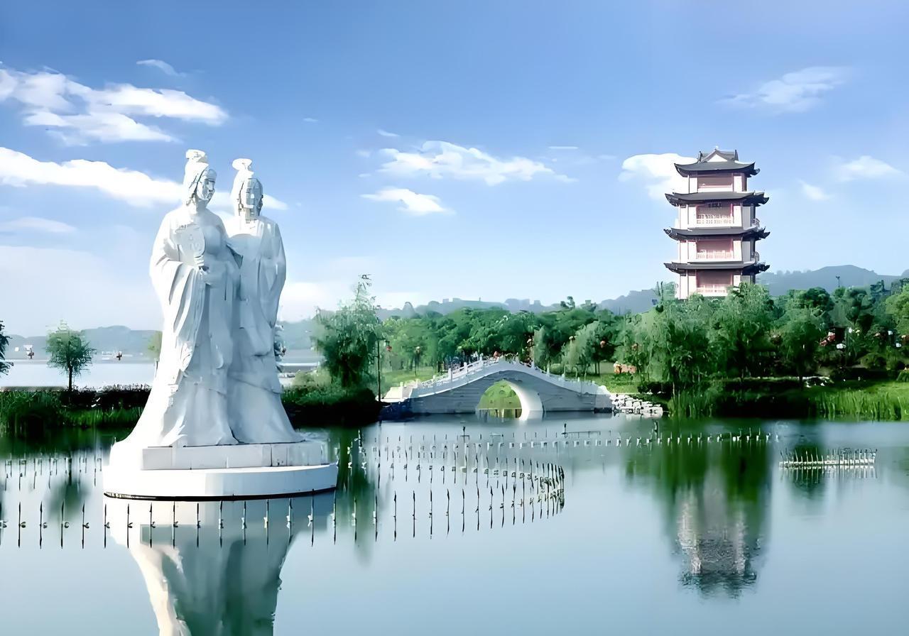 湖北咸宁值得一游的地方可不少。三国赤壁古战场是5A级景区，这里是周瑜火攻曹操的史