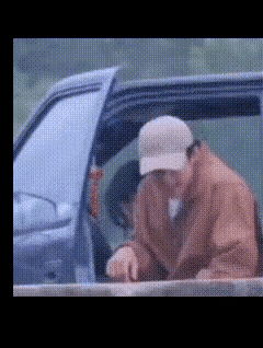 就问谁的车门能舍得这么用？
估计用不了多久就得坏了。黄景瑜给大家做了不好的示范。