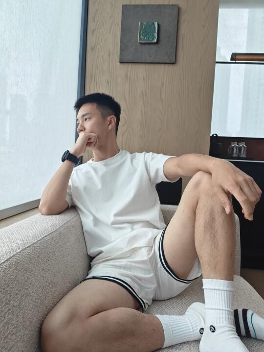 窗外的人也在看你