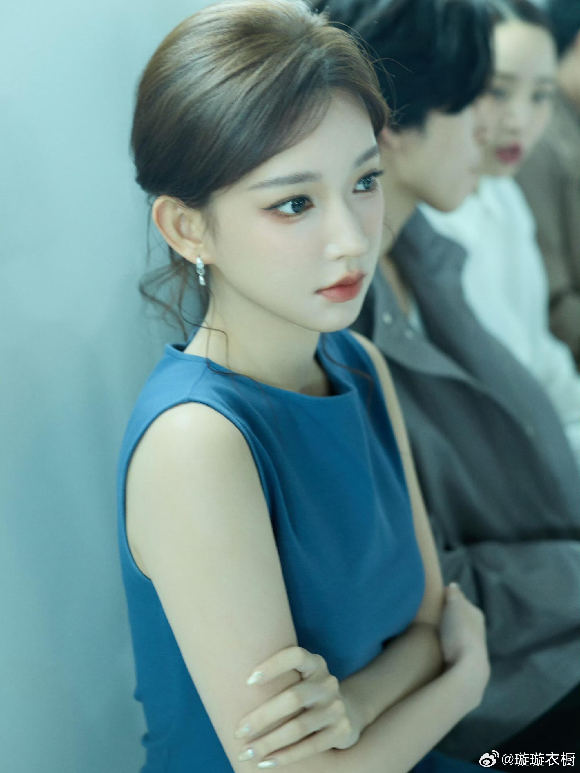 程潇 布偶猫程潇穿雾蓝长裙亮相COS首尔大秀，生图里那双清澈眼睛和冷白肌肤，被夸