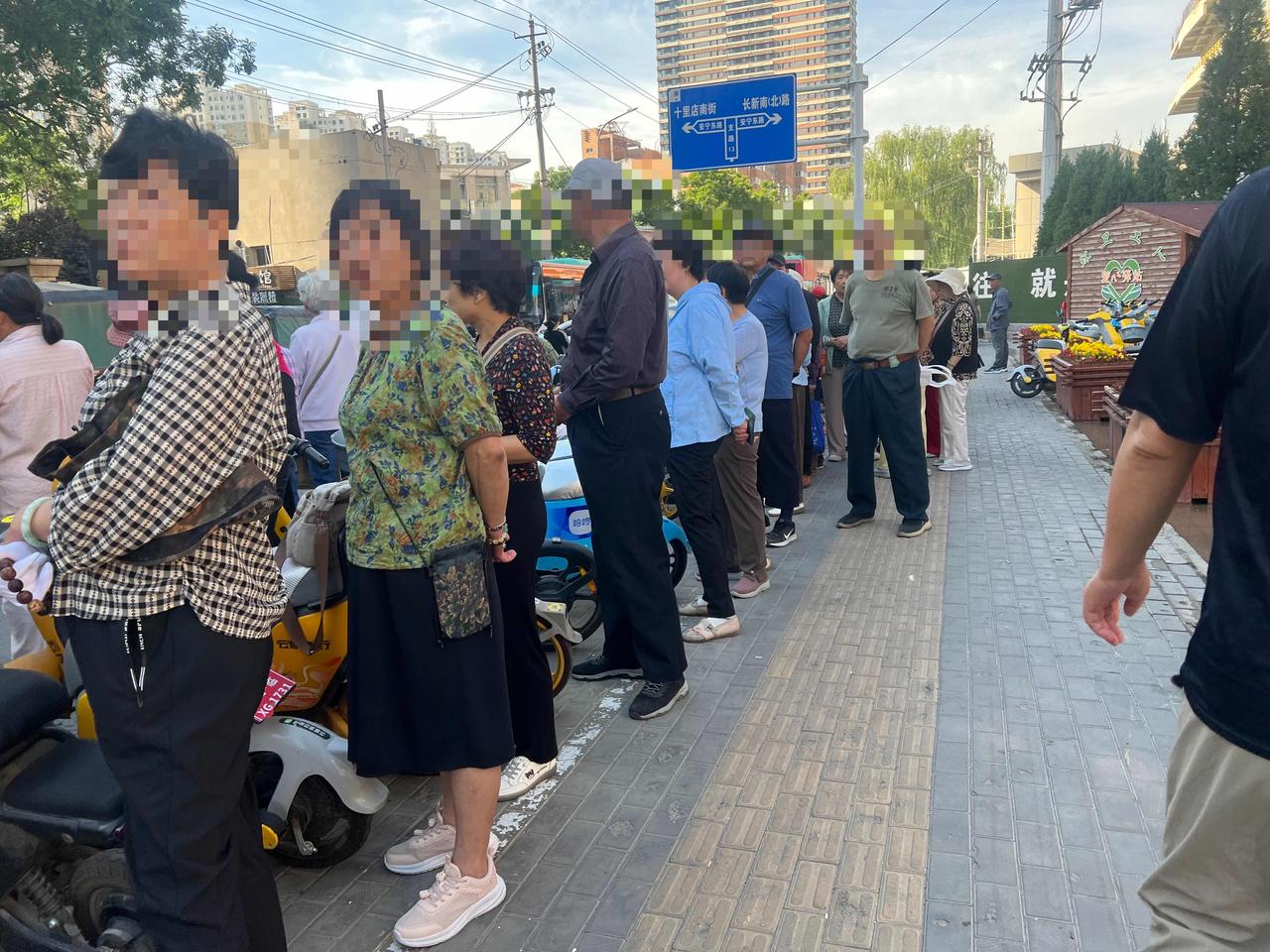眼瞅着2026东南沿海外贸服装暨中西部名优特新产品博览会就要结束了。

我也想去