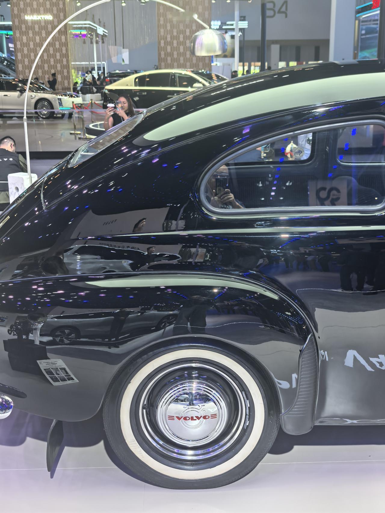 沃尔沃PV444亮相北京车展，1947年正式量产，是沃尔沃在二战后推出的首款紧凑