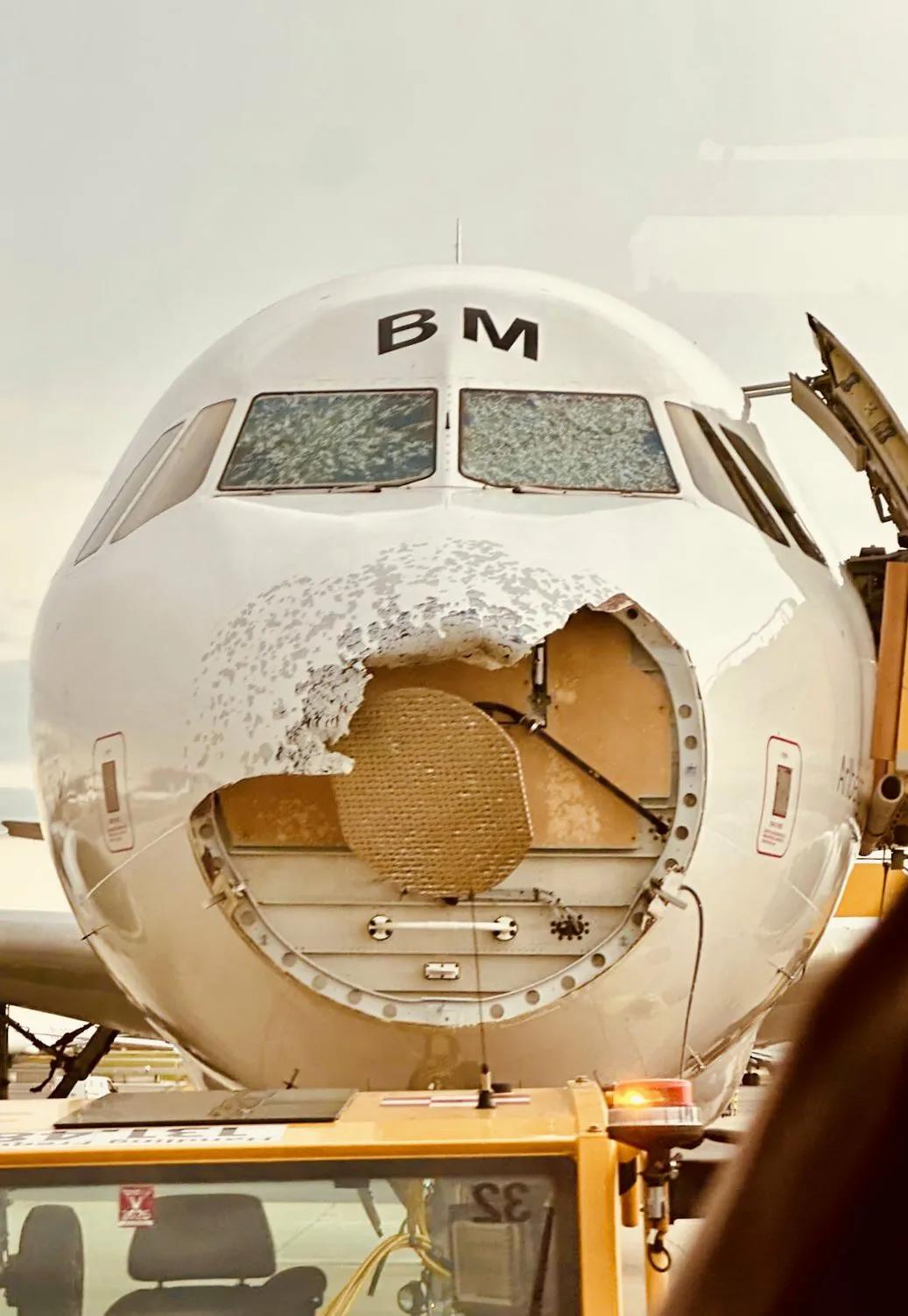 奥地利航空公司的 A320 飞机在飞往奥地利维也纳机场的途中被冰雹严重损坏。尽管
