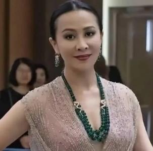 刘嘉玲吃早饭时，拿了四五个鸡蛋，但只吃蛋白蛋黄就丢一边，何赛飞看后心疼的说：“哇