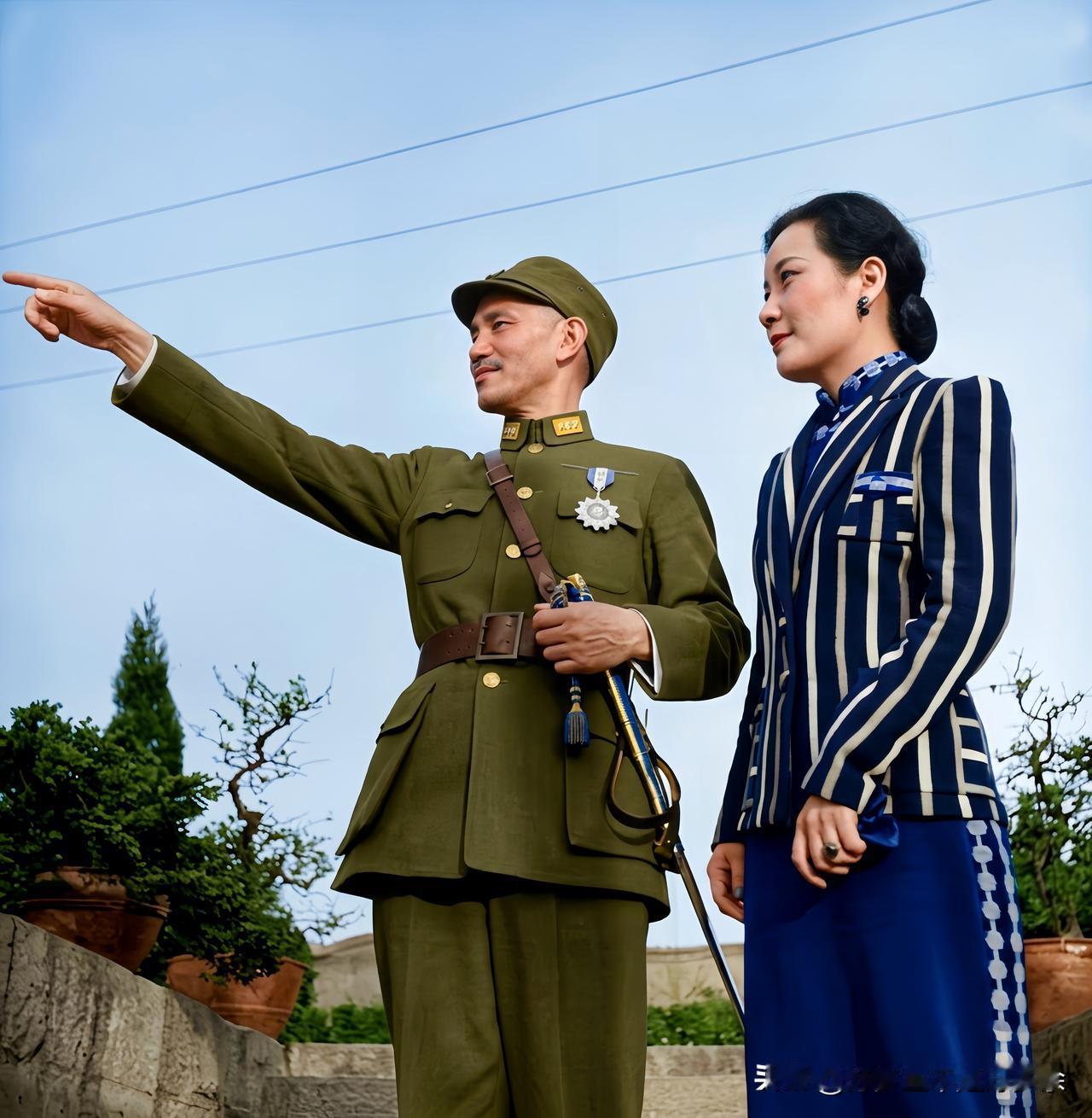 这是上世纪四十年代蒋中正和夫人宋美龄在重庆外出视察时留下的一张老照片，这而非演戏