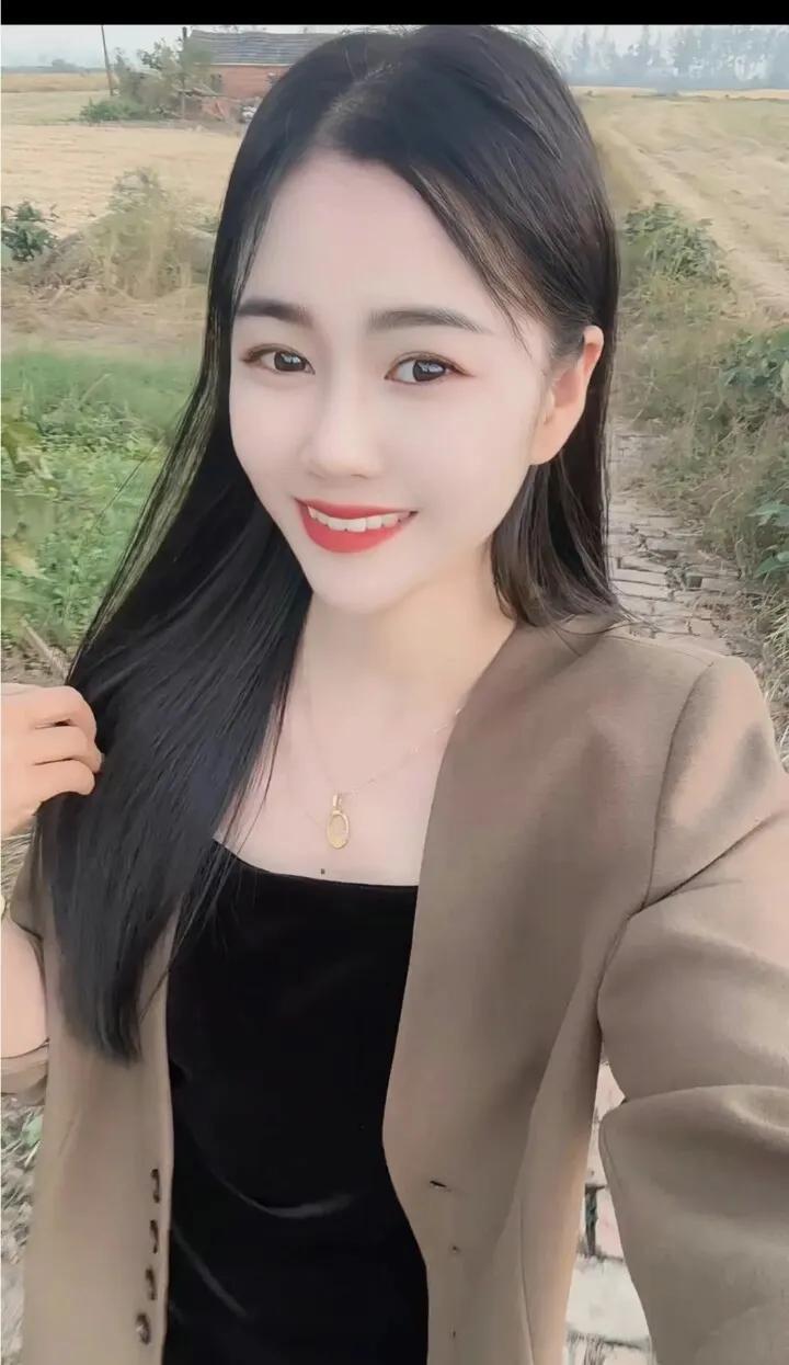 白衣素裳秀，长发飘逸舞。#清纯一笑薄红颜# #谁家玉女俏容颜#