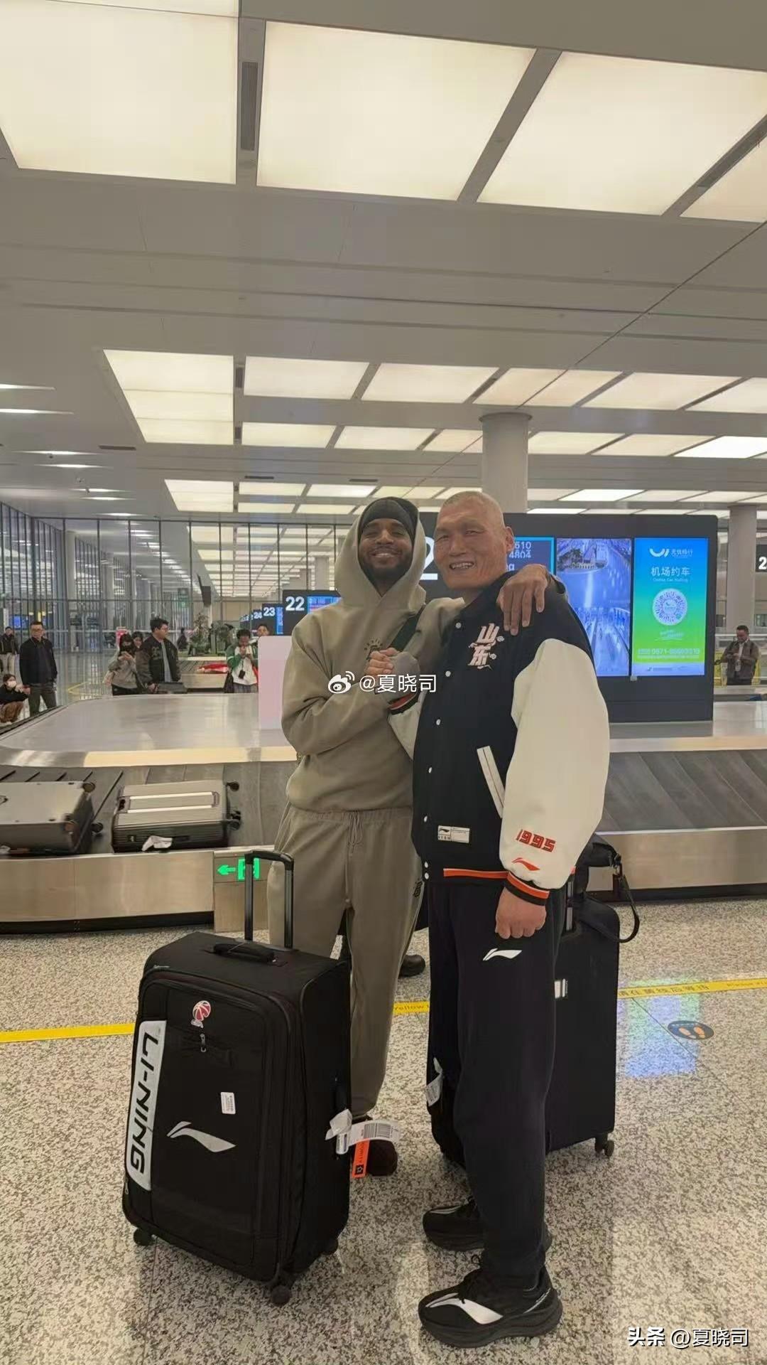 山东男篮大外援克里斯会后向纪民尚致歉，球队第一时间对他进行了批评教育，今天在机场