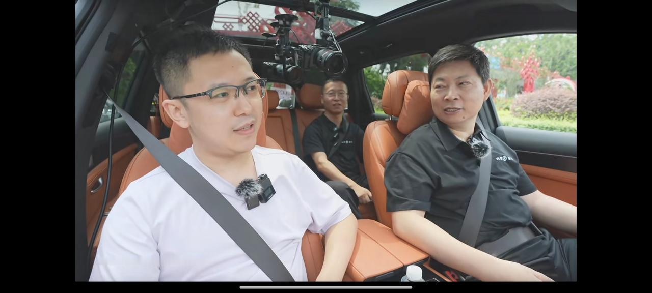 余承东也开直播了，还请了几个主播和车主现场体验问界新M7，感觉余承东开车很稳啊。