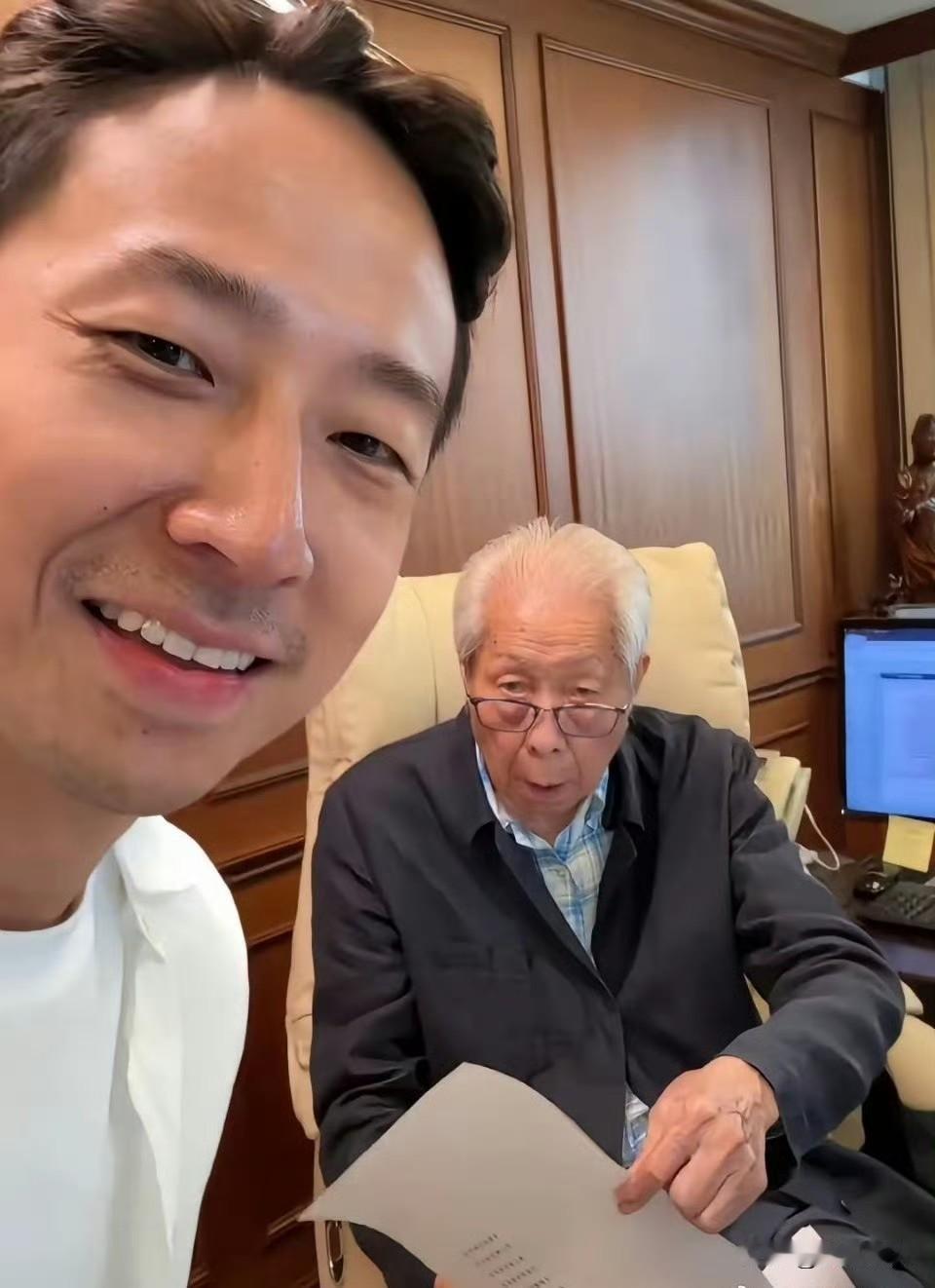 最近吴千语跟着老公施伯雄回香港参加家族聚会，90岁的爷爷拉着她的手不放，那亲近劲
