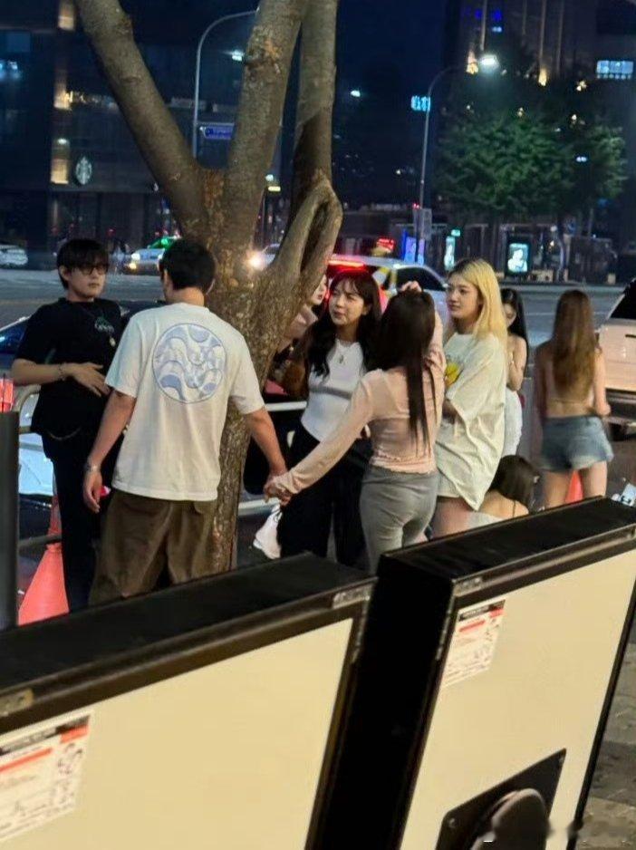 网友偶遇王思聪在韩国蹦迪，身旁多位美女陪伴，还与一位女孩牵手而行，只看到背影，不