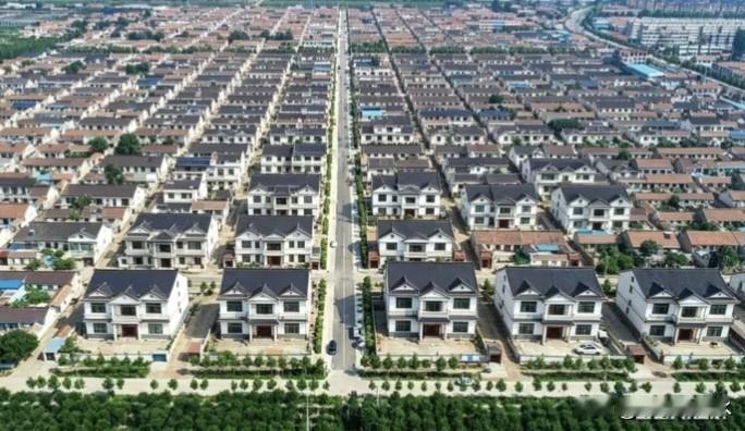 早先的城市扩张是不拆农民的房子，将农民的地征收过来，然后搞开发。所以才形成了很多