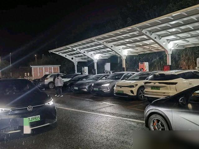 都说电车省钱，我信了。中秋跑趟高速，我差点把车扔服务区。

中秋这趟高速，让我发