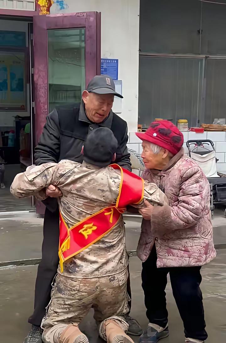 无父新兵跪别九旬爷爷奶奶：为何他哭着说怕再也见不到？

泥泞的院坝里，穿着迷彩服