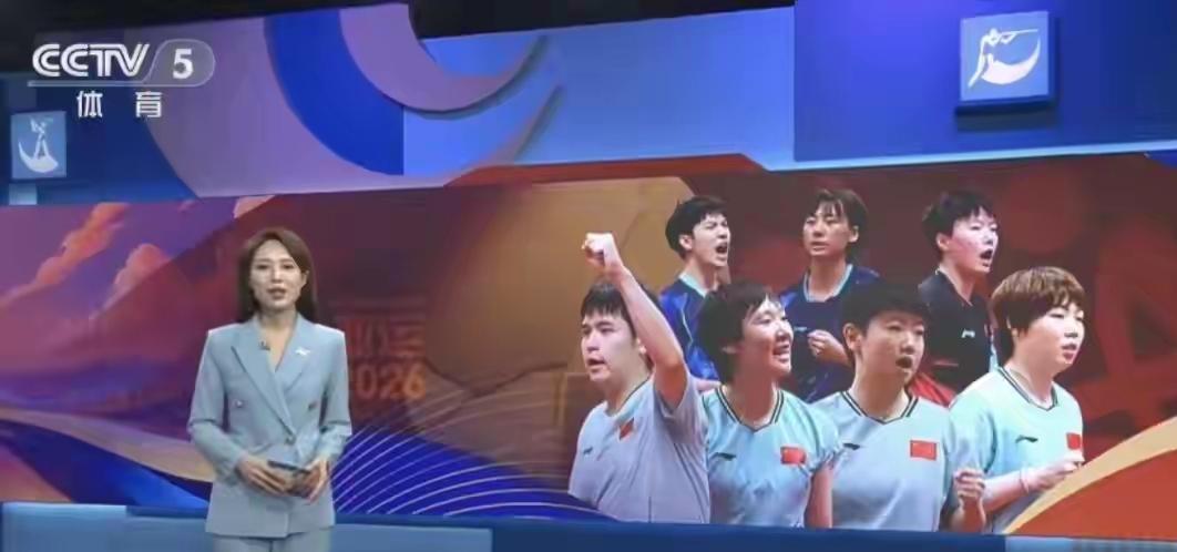 队长呢？队长去哪了？
望着央视演播室的大屏，
心里不由得感慨万千。
画面里夺冠队