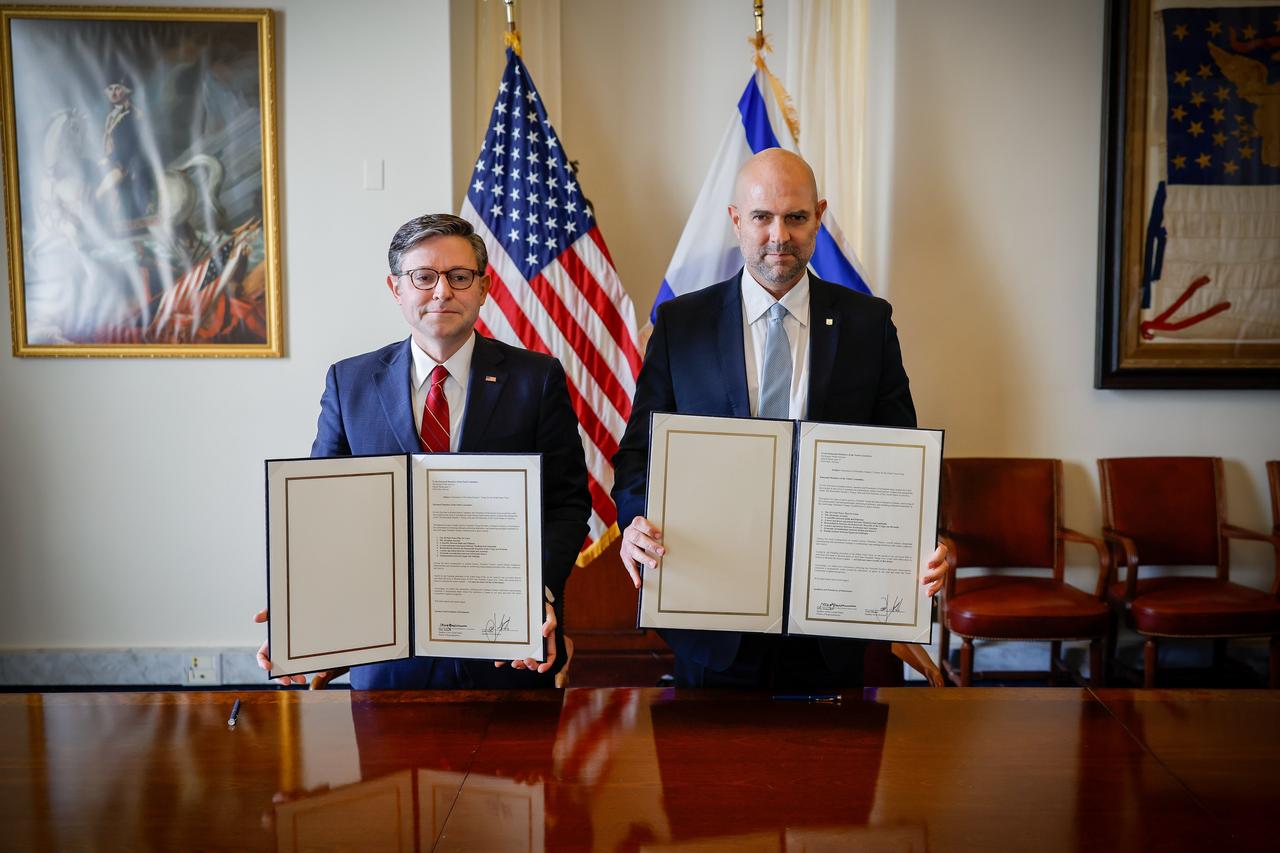 美以议长发起联合倡议，号召全球各国议长提名特朗普角逐诺贝尔和平奖。

2025年