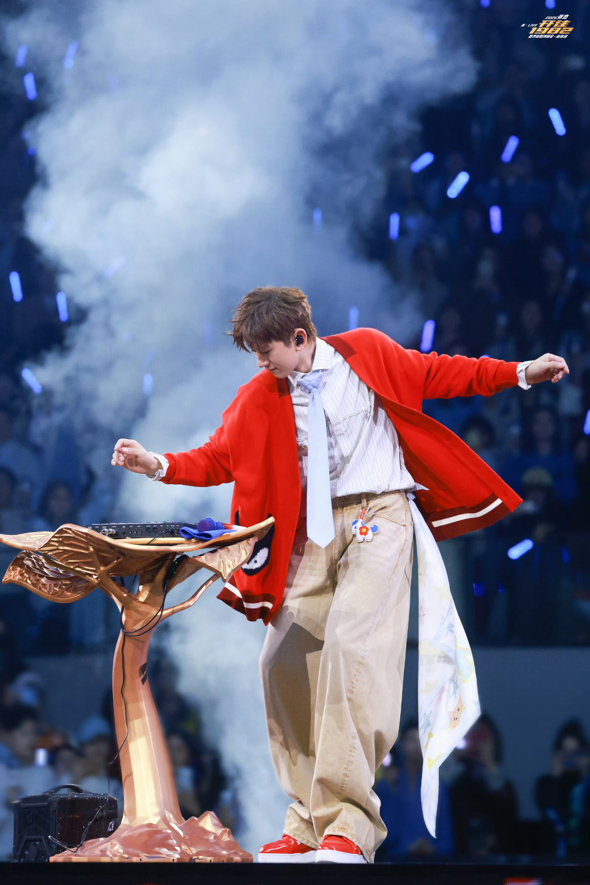 张杰演唱会唱演唱会这周又唱完三场九场过半了最后三场了真的过的好快啊，这周抬了最牛