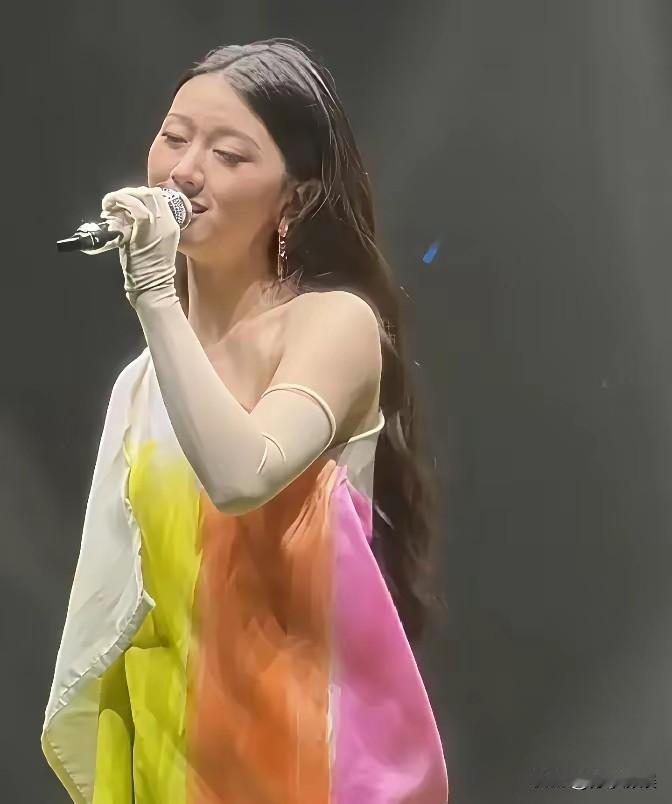 所以说单依纯
她改了方式
李白不唱了
妆容也变了
长发披肩
几乎素颜
这是想回到