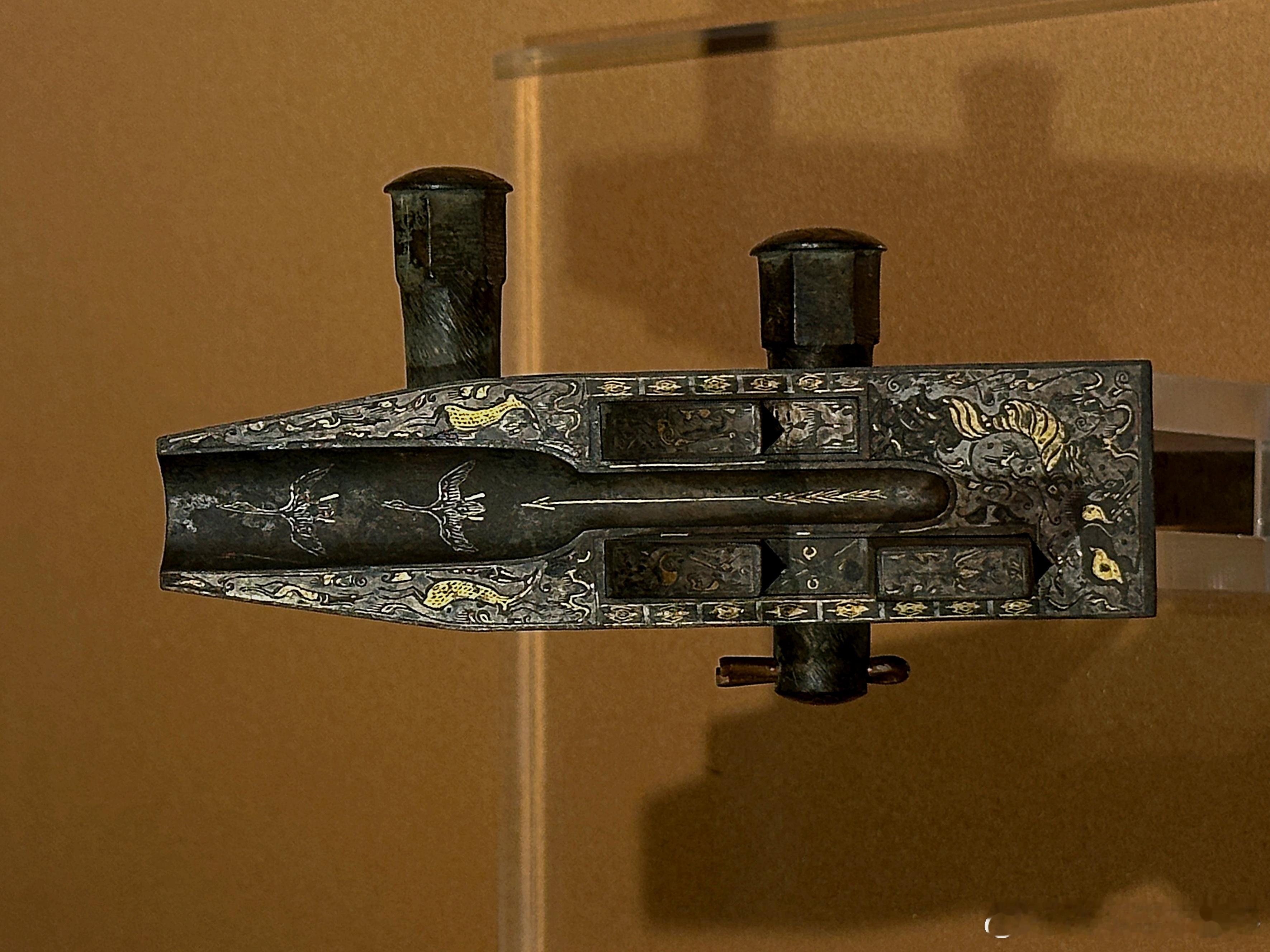 错金银铜弩机 西汉 南京博物院藏2003年江苏宿迁泗阳大青墩出土。保存较完好，各