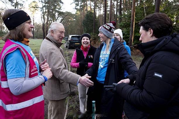 英国国王查尔斯三世突访 Sandringham Parkrun 公园跑。公园跑 