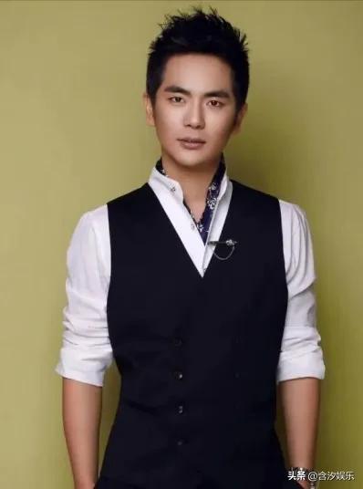 1994年，张晓龙参加艺考时，在练功房偶然看见一个特别漂亮的女孩，一眼就动了心。