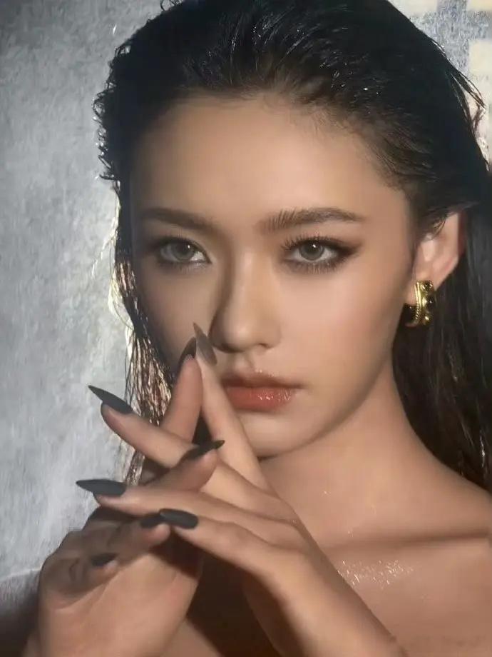 林允这造型真的蛮难评…… ​​​