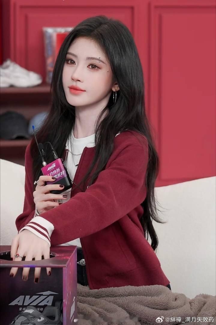 鞠婧祎眉钉造型 萌系小狐狸上线！甜趣氛围感拉满 