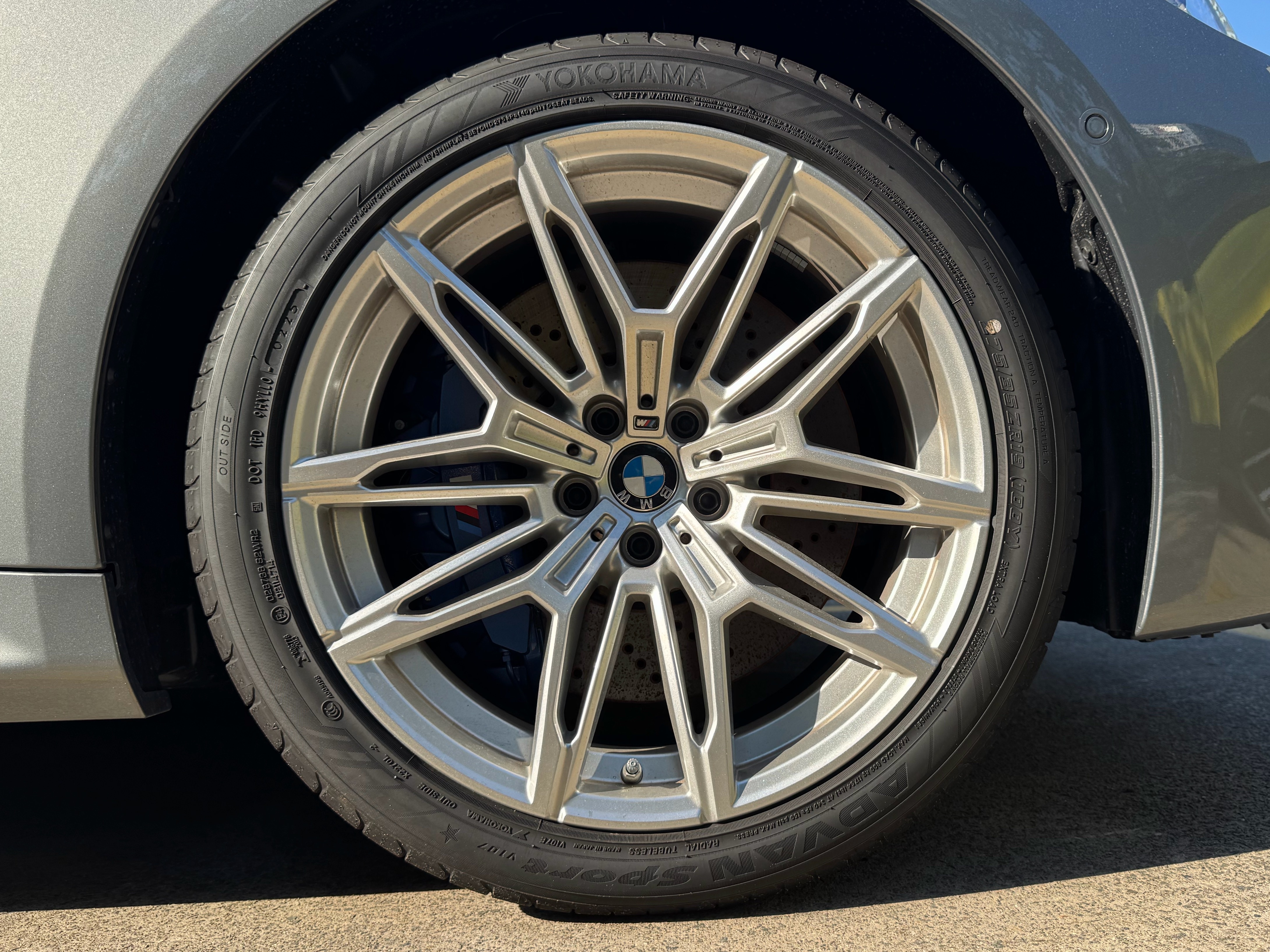 原厂定制V107（优科豪马Advan Sport）的原装车越来越多了。性能胎定位