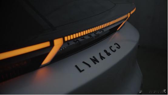 领克Z20曜红版新内饰真心细致外银内红的反差很舒服，红色内饰皮质手感好缝线、打孔