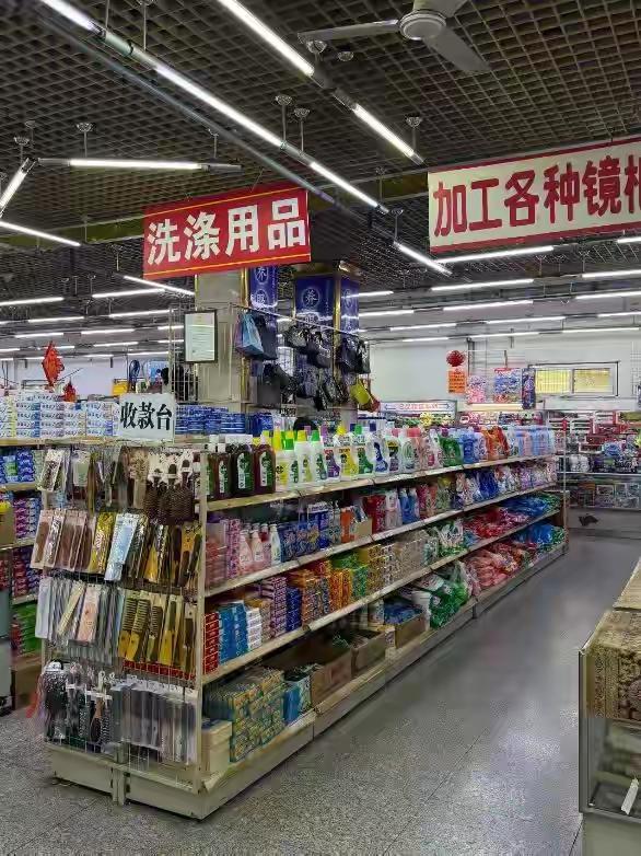 咋回事！2026年，年轻人为什么爱上“过时”的国营商场
 
现在越来越多年轻人不
