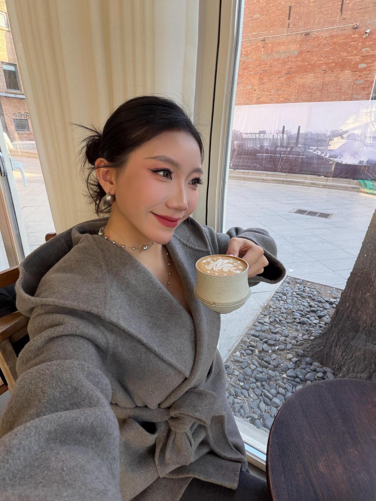 这套穿搭是秋冬街头的“松弛高级感”范本！核心是灰色连帽系带大衣：宽松版型+系带设