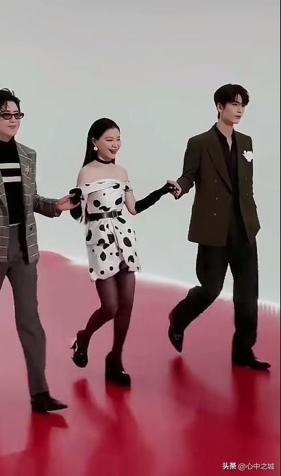 左手张凌赫
右手刘宇宁
元气满满的金靖，到底施了什么魔法？