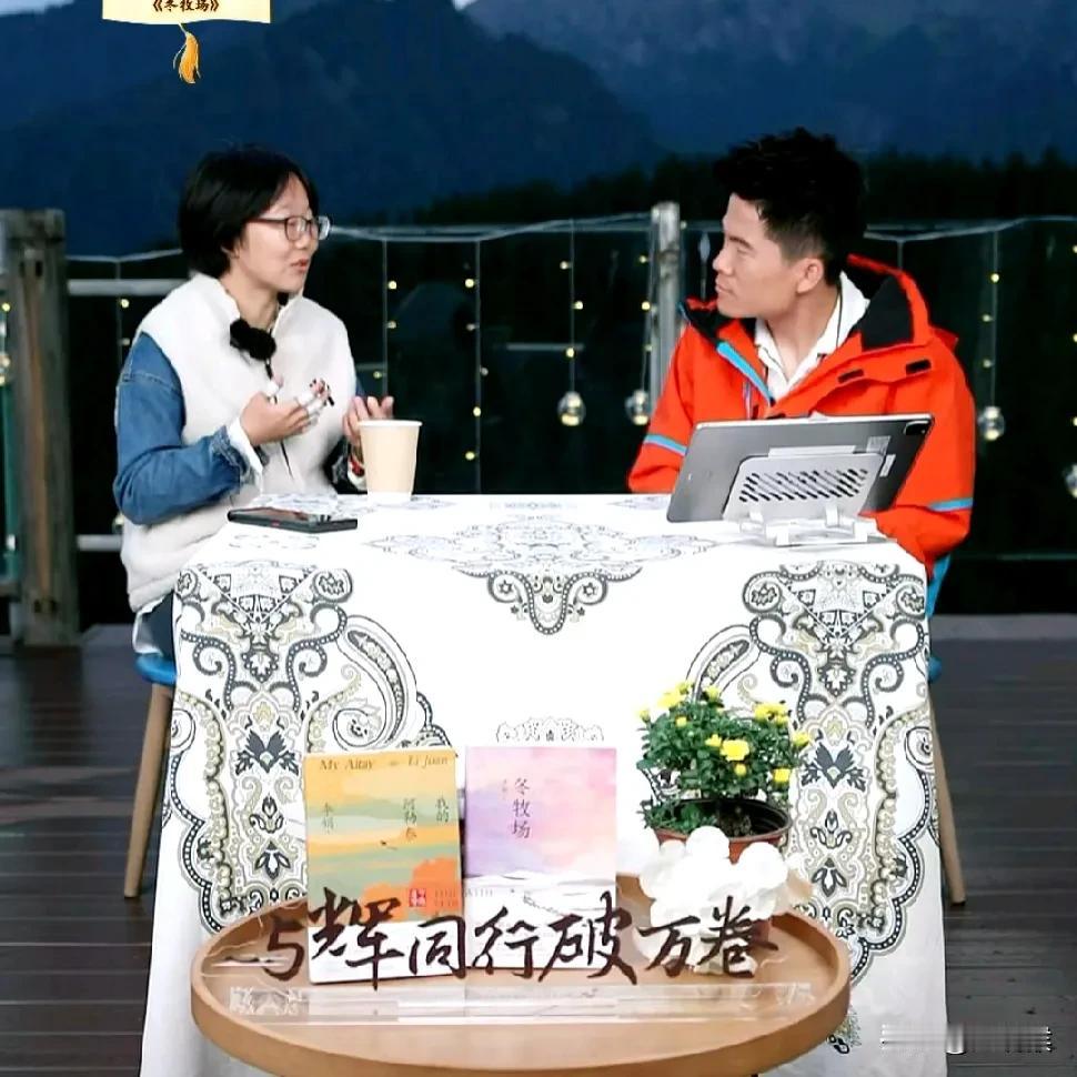 李娟老师是真敢说，

她刚说一句话，

董宇辉就开始写东西，

李娟老师说，

