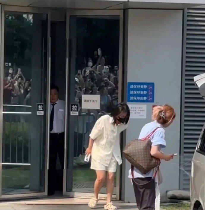 李雪琴，这的是千年“老腰”了……

李雪琴应该是90后靠边上的吧，这年纪轻轻的，