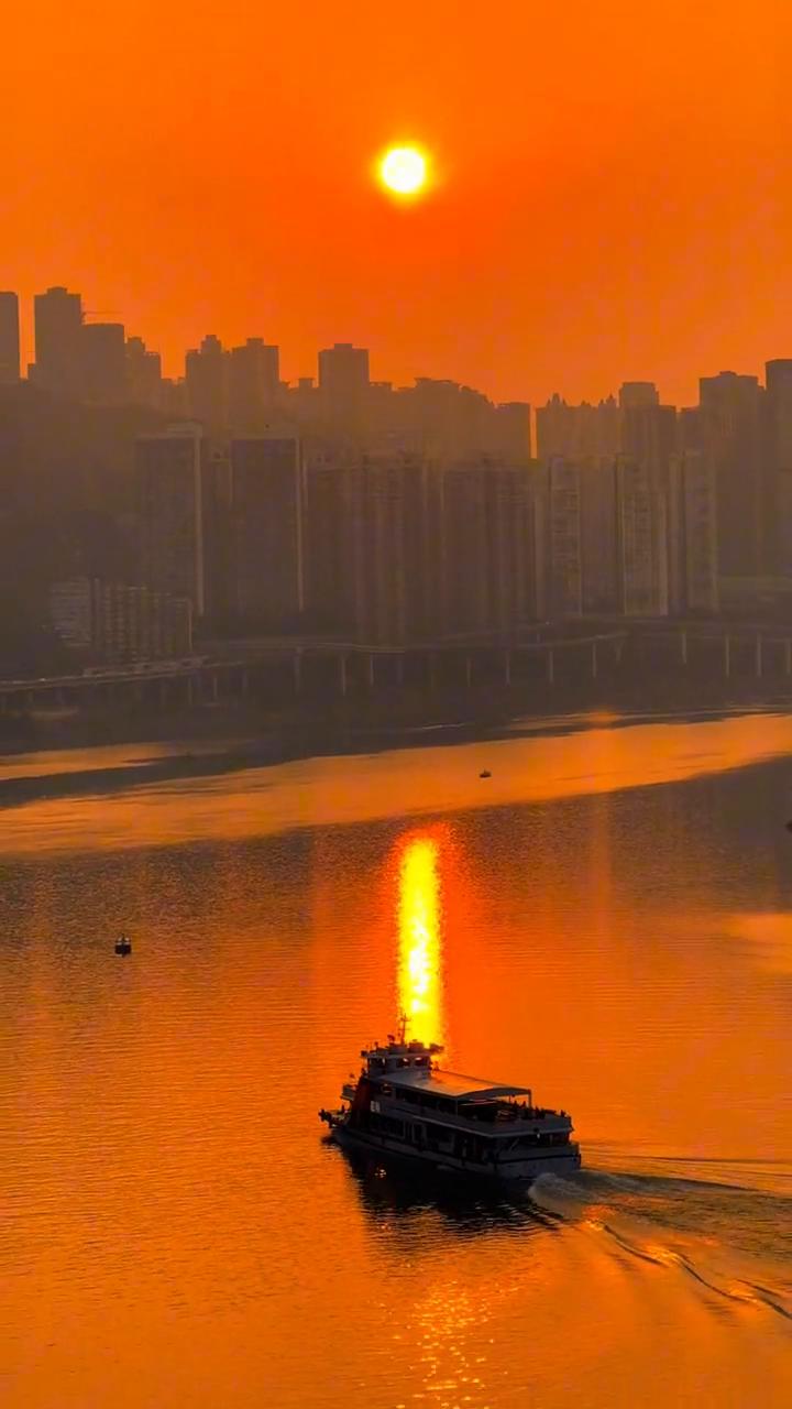 今天是重庆二零二五年最后一个日落，我在牛角坨地铁站，真的太美了。马上就是二零二六