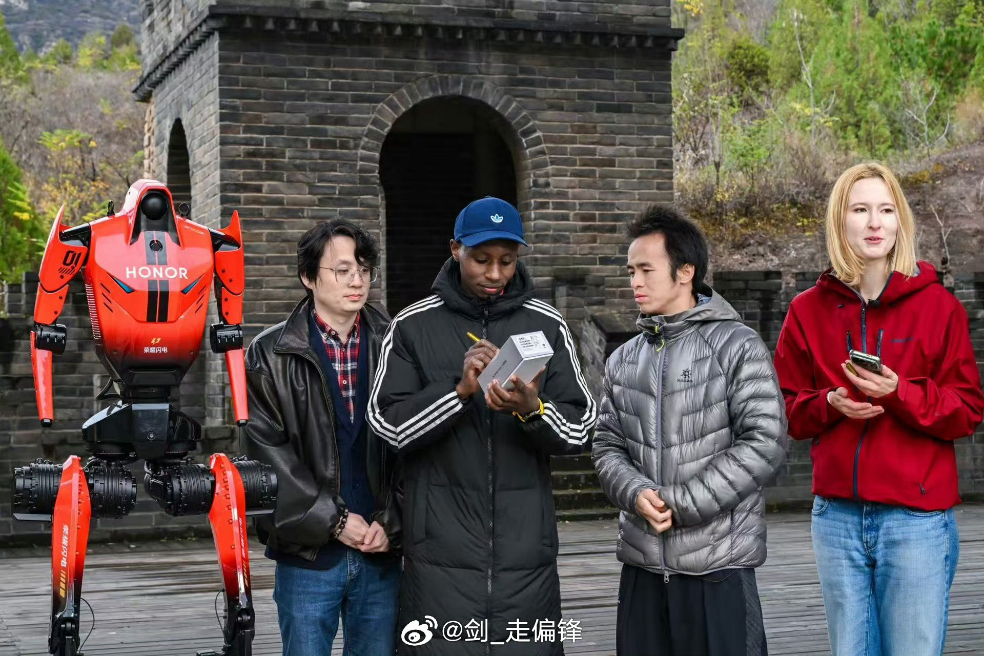 秋天的长城脚下，一个破 2 的、一个跑 330 公里的，旁边站着一个跑马拉松的机
