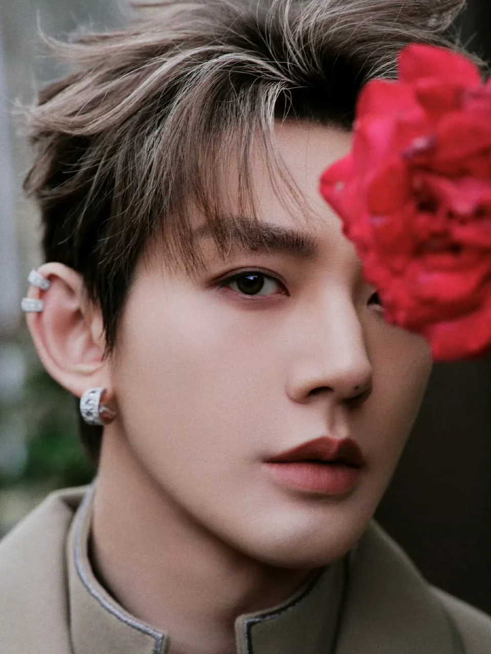 给邓为巴黎时装周化的中世纪王子妆