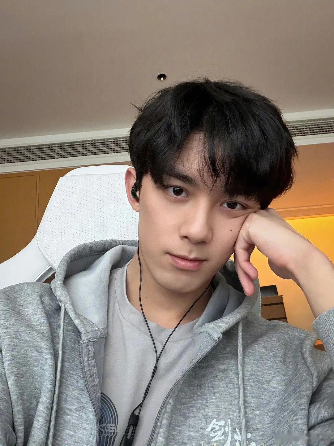 吴磊久违的自拍营业 有点回到黎簇时期的感觉 