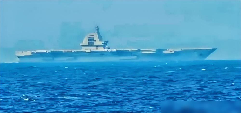 中国首艘电磁弹射型航母福建舰，完成入列后的首次台湾海峡穿越行动，整体航向由南向北
