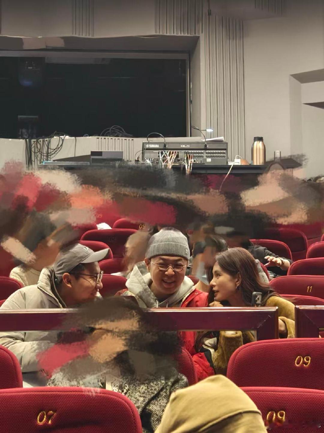 杜海涛沈梦辰徐志胜一起看话剧看话剧偶遇杜海涛沈梦辰徐志胜 12月24日，网友看话